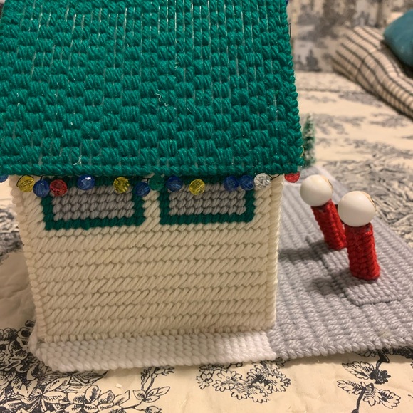 Christmas Village Garage with Music Box - Picture 5 of 11